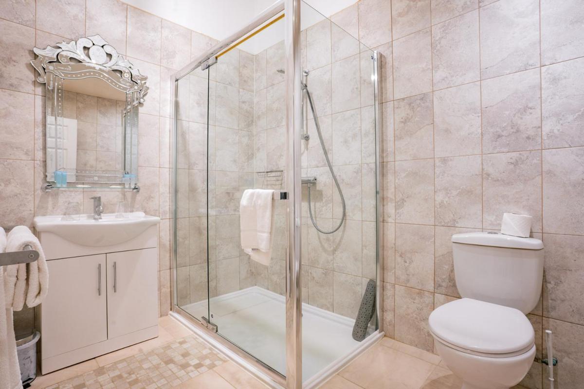 Tf Royal Hotel & Theatre Каслбар Екстер'єр фото