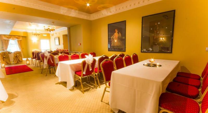 Tf Royal Hotel & Theatre Каслбар Екстер'єр фото